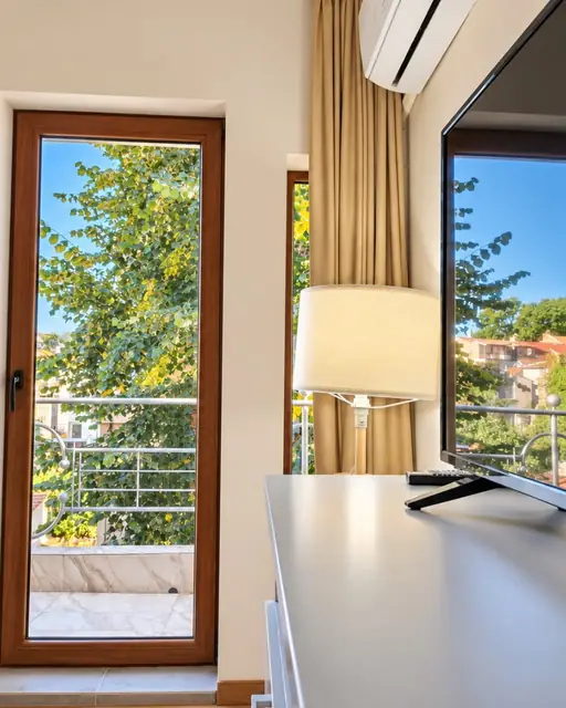 Врата към слънчевия балкон, Sunny Balcony